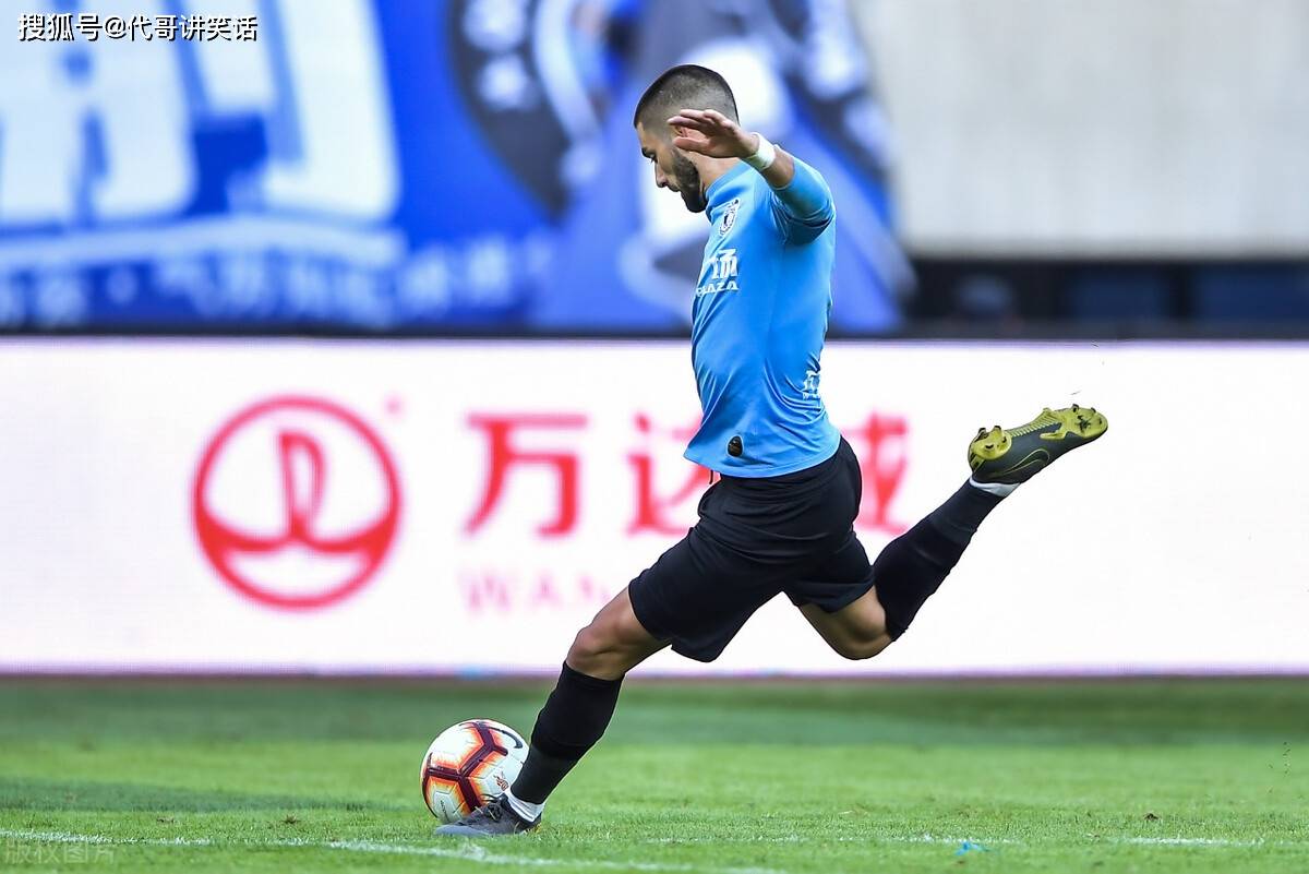 爱游戏在线-篮网不断突破！，莱万多夫斯基连续十五场比赛得分超过重返赛场观众掌声雷动-爱游戏在线