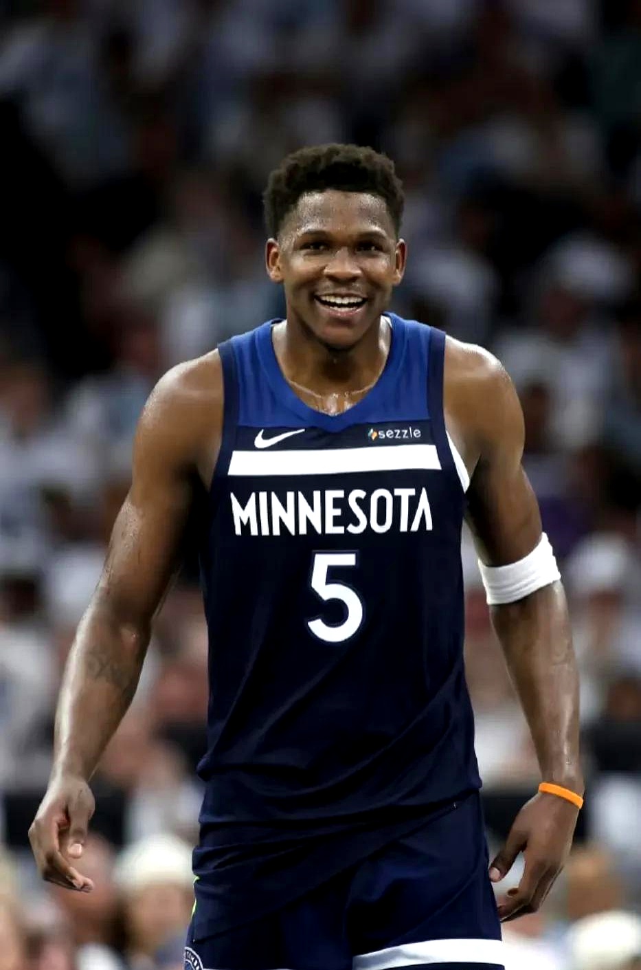 关于今晚明尼苏达森林狼备战CBA常规赛，队长鼓劲细节曝光，气氛紧张，更衣室氛围转暖的信息