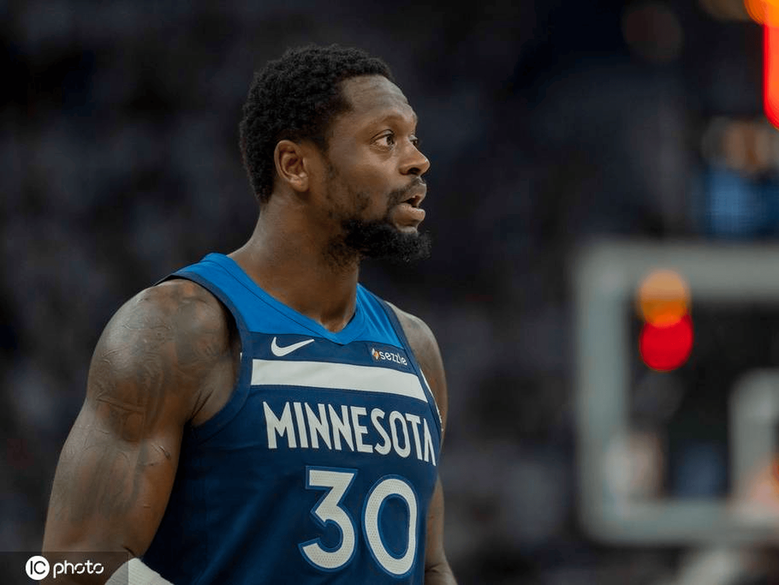 关于今晚明尼苏达森林狼备战CBA常规赛，队长鼓劲细节曝光，气氛紧张，更衣室氛围转暖的信息