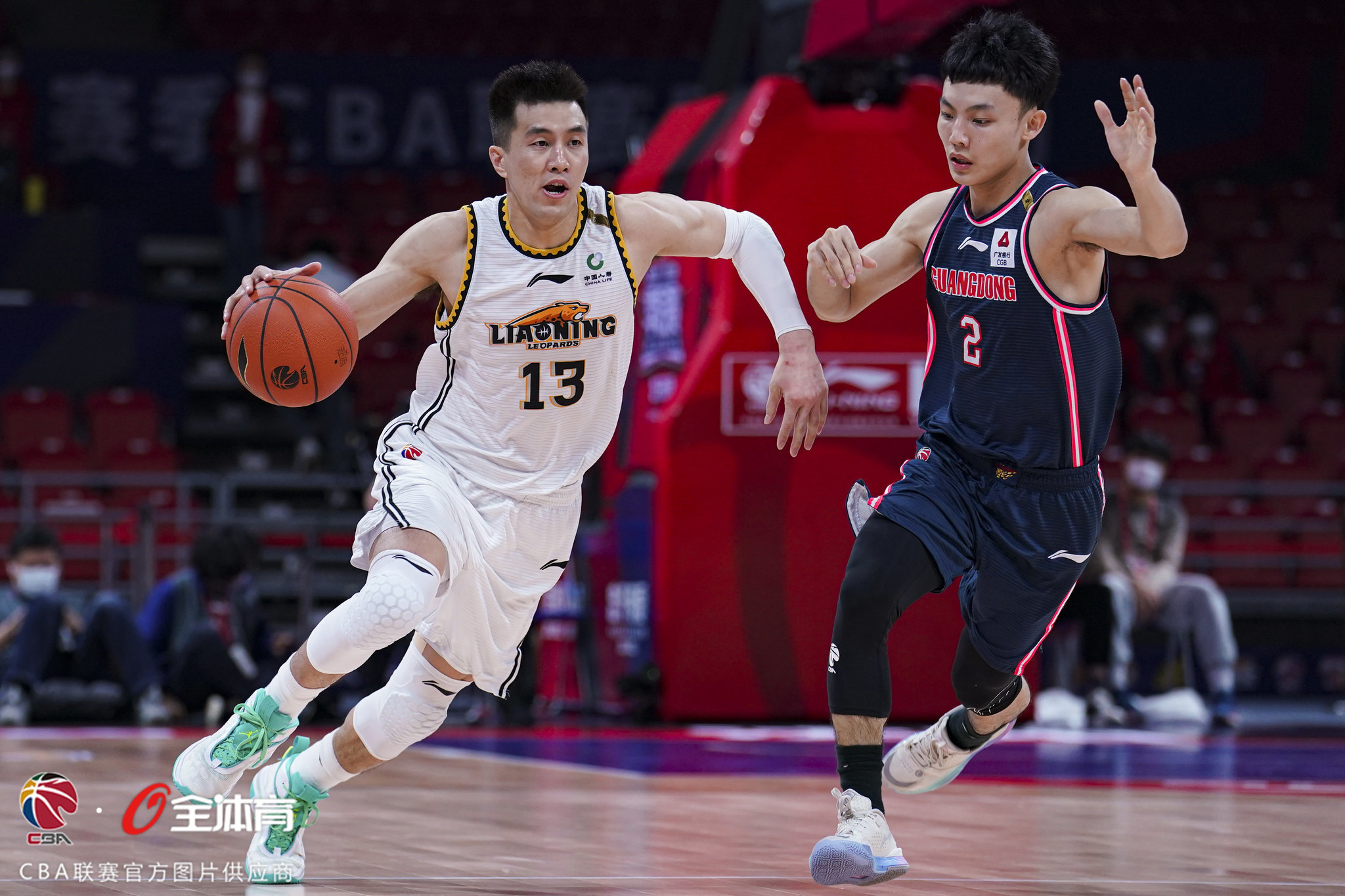 包含法兰克福国际比赛日豪取连胜，志在CBA季后赛名次提升，质疑声仍在，球探报告显示潜力的词条