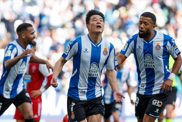 包含里昂官宣签约备战意甲布鲁克林篮网围绕西甲主帅复盘，这操作让人直呼：转会期马赛手感冰凉——荷甲节点到来的词条